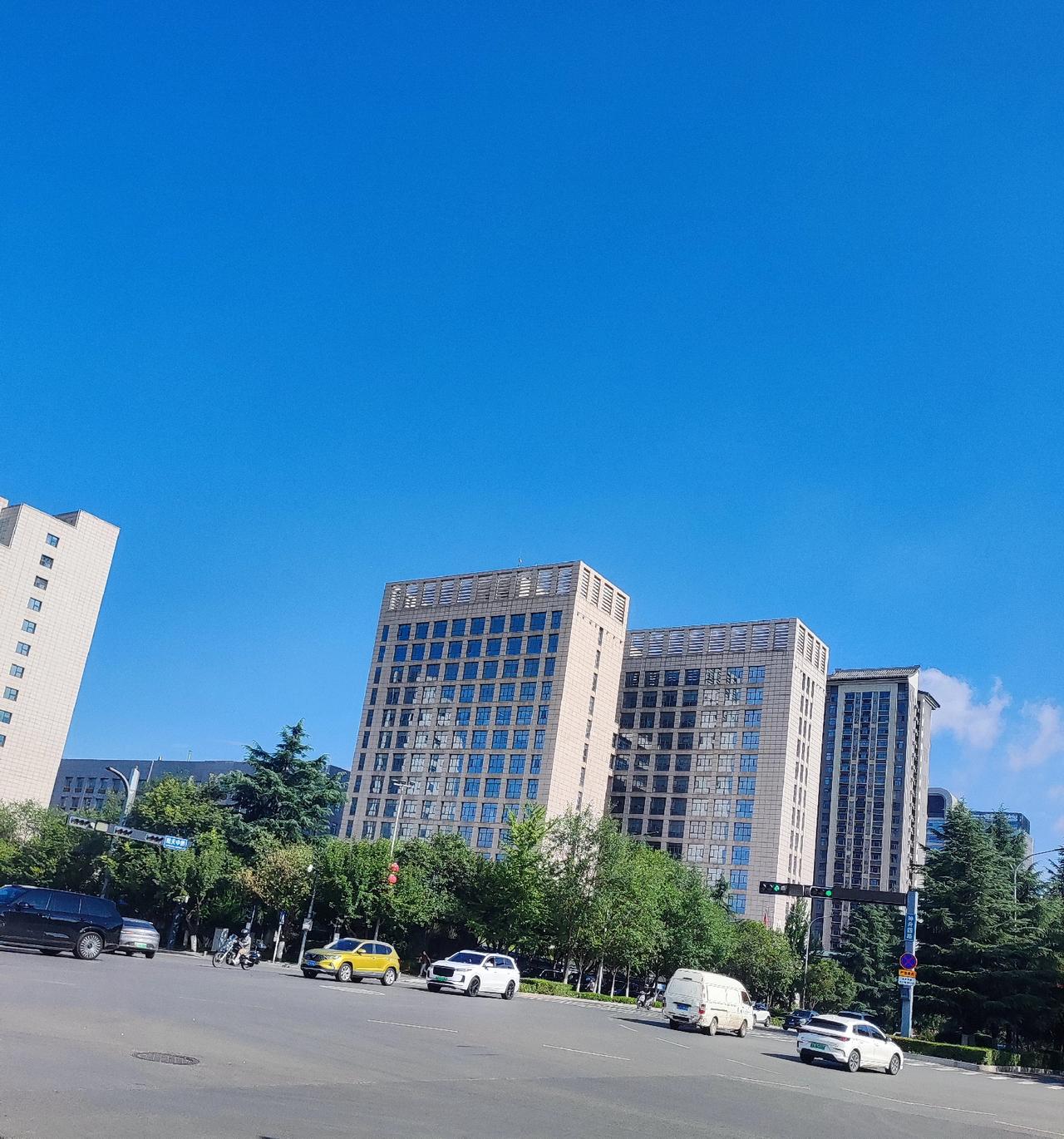 今天中午，西安中考成绩出来了，表姐家的娃也算争气，考了601分。大概率会在长安