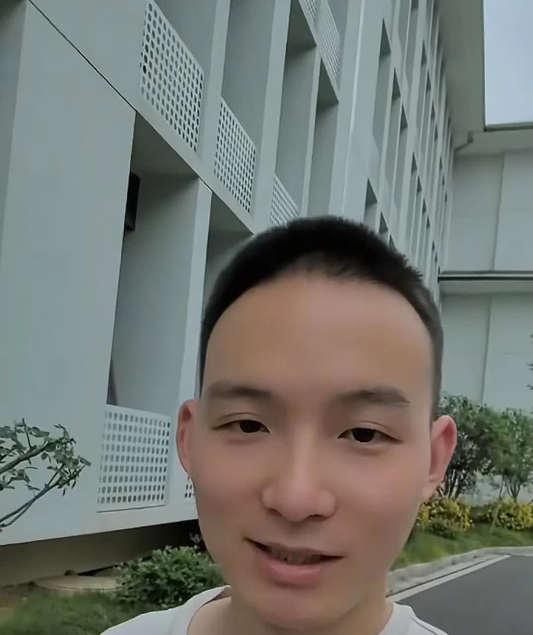 公益视频又被下架了，谢浩男好无奈地笑了，做好人太难了，