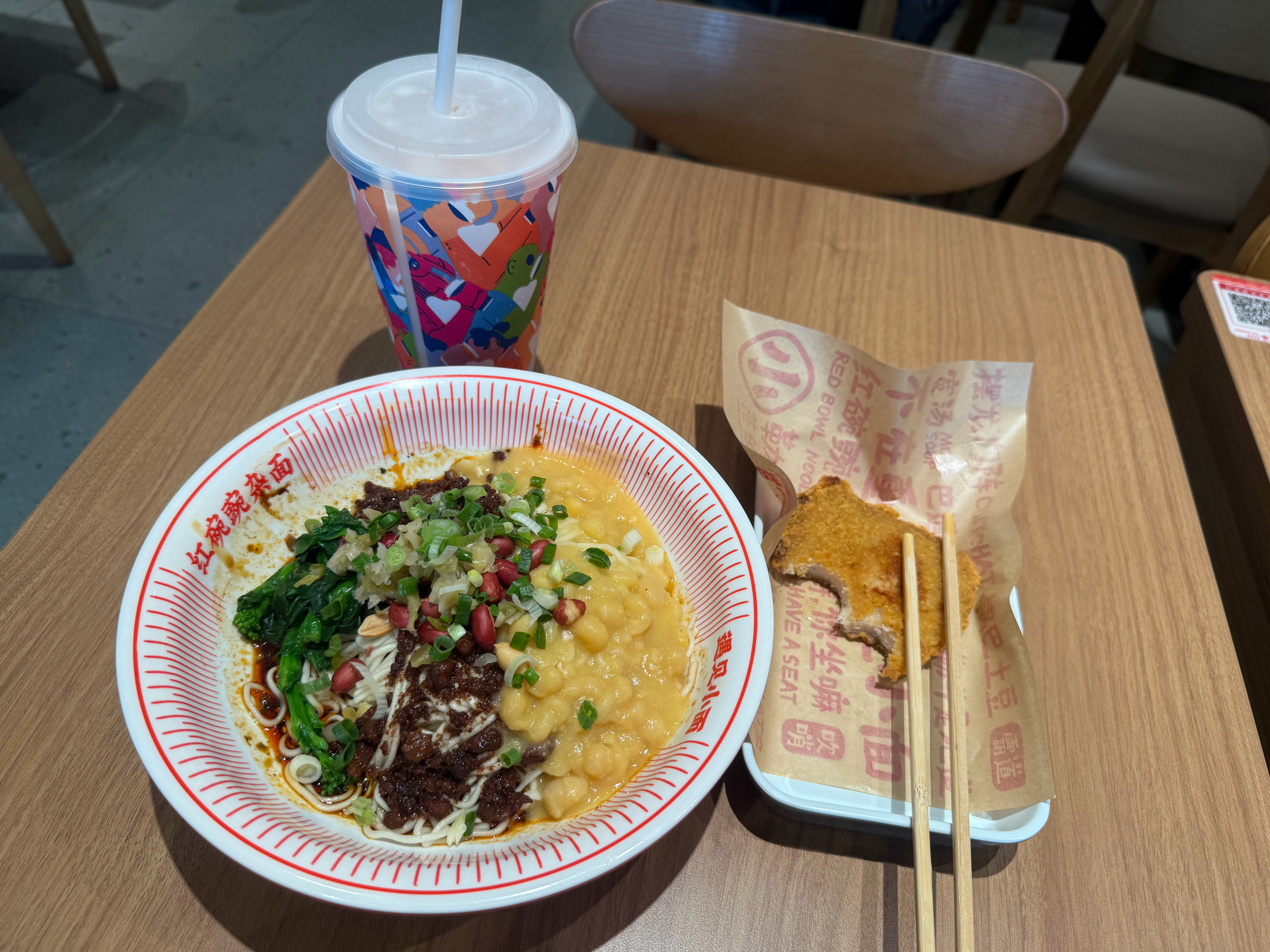 日常日常生活分享我实在饿的不行了去遇见小面里面点了一个豌杂面和鸡排，味道还不错