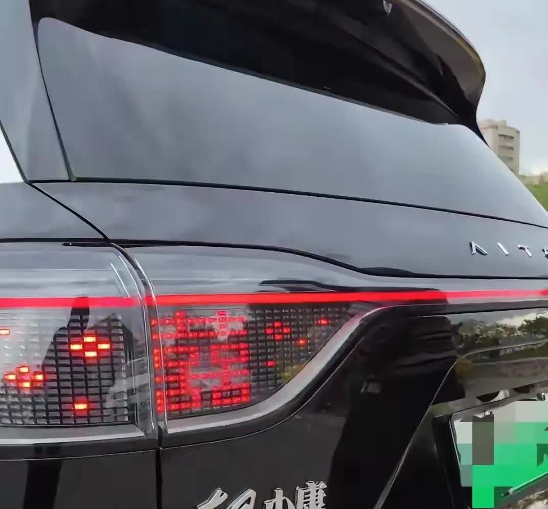 问界M9：我自黑可不可以？自从问界问世以后，特别是M9上市以来，一直被人