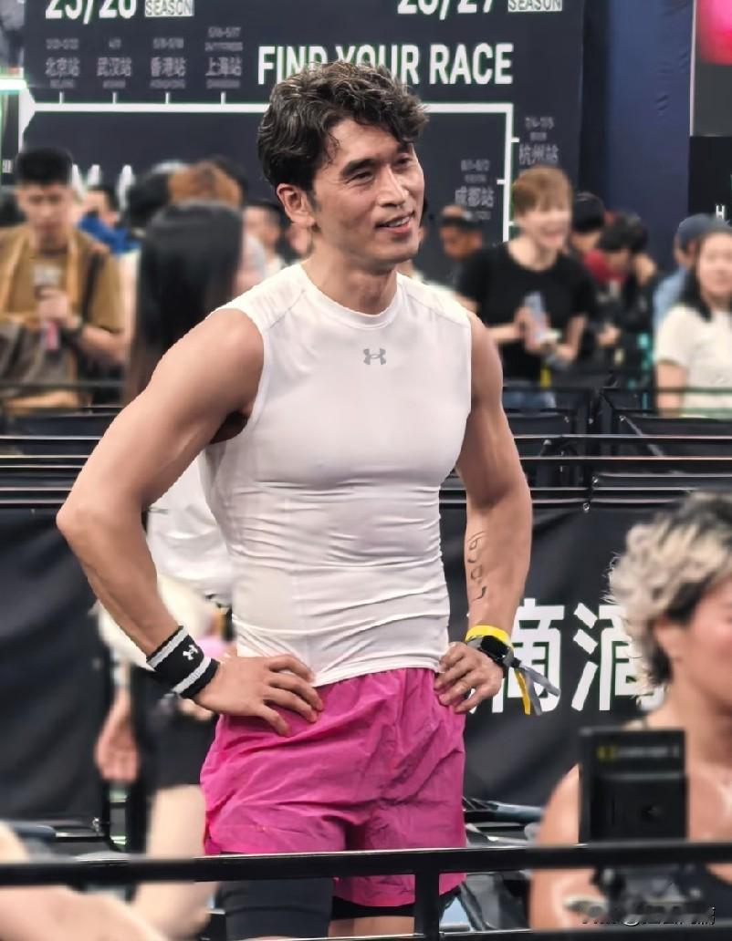 短视频口播稿（300字）同样是HYROX赛场，这一位是演员栾元晖，今年48岁。