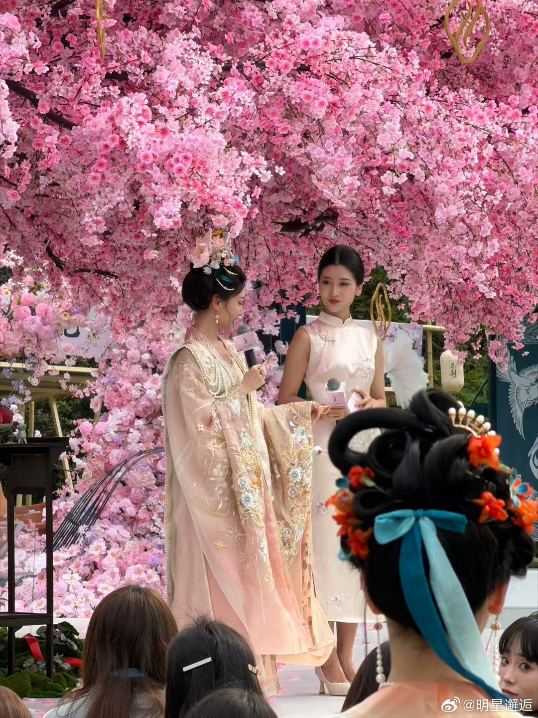 毛晓彤花神妆真的会被毛晓彤的花神妆狠狠惊艳，她的古装从来都不会让人失望，柔美的