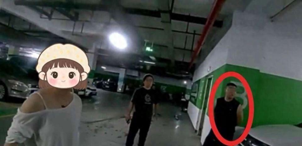 浙江绍兴，一女子去超市忘锁车门，回来竟发现车里坐着个陌生男人！男人吓得下车就跑，