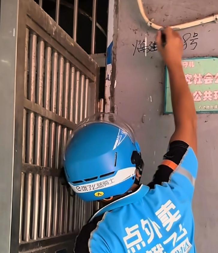 虽然是外卖小哥，但是他做出的善意之举，可以温暖重庆无数个打工者重庆一位外卖小哥