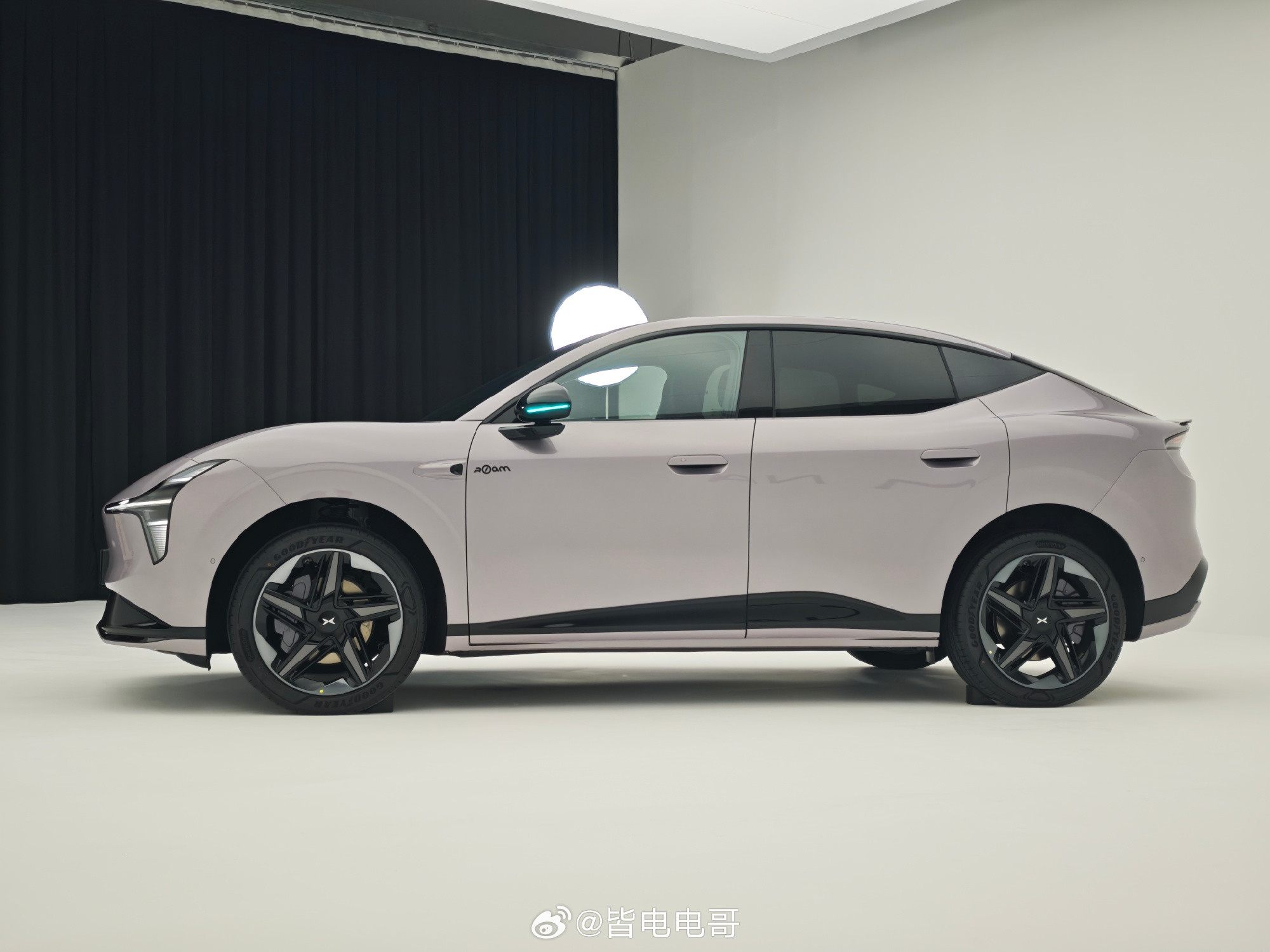 今天亲眼见到MONA L03实车了。  说实话，前脸压得够低，大灯造型...