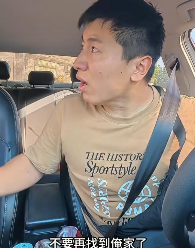 网红边牧被偷一事迎来后续。偷狗贼家属带人找上门，围堵在狗主人郭先生家。他们要求郭