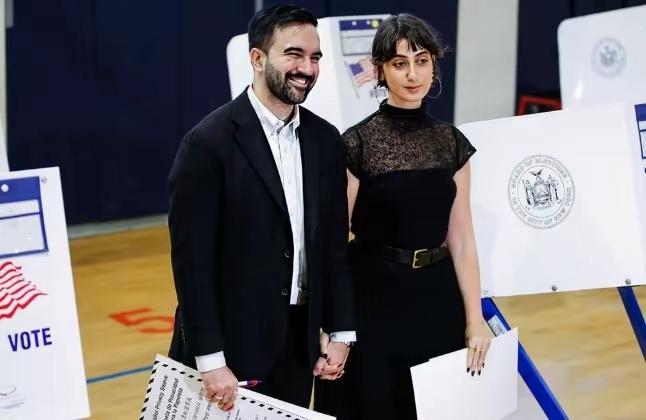 特朗普的老家被端啦！马姆达尼的身份本身就戳中了美国右翼的“敏感点”。他出生在