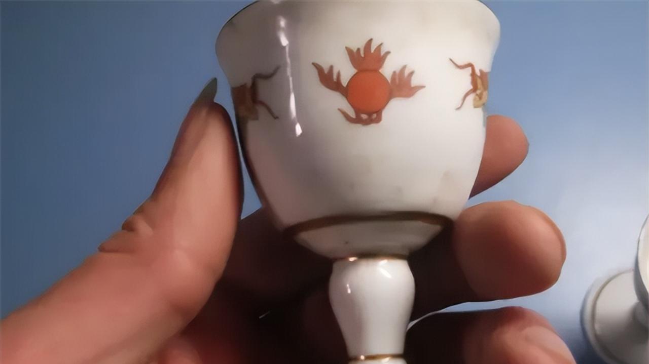 1979年，山西妇女挖到了一只奇怪的杯子，当她清洗杯子时，里面竟然出现了一只色彩