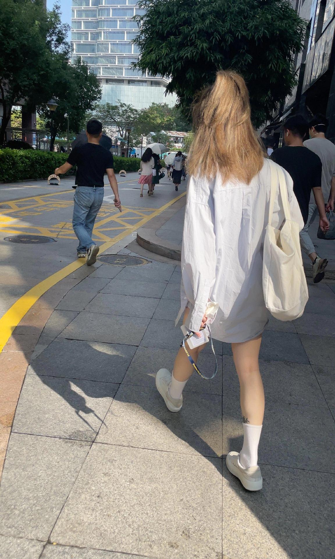 头脑一热给女同事买了苹果17promax512差不多两个月的工资了。本来她