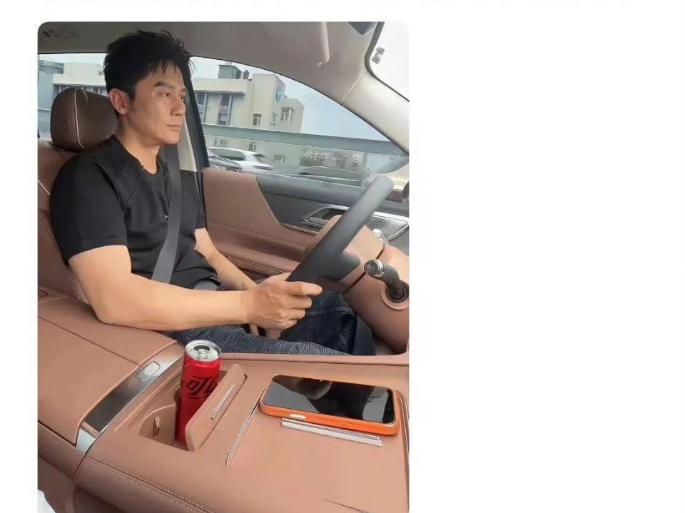 李晨开的什么车啊，看上去内饰挺豪华的