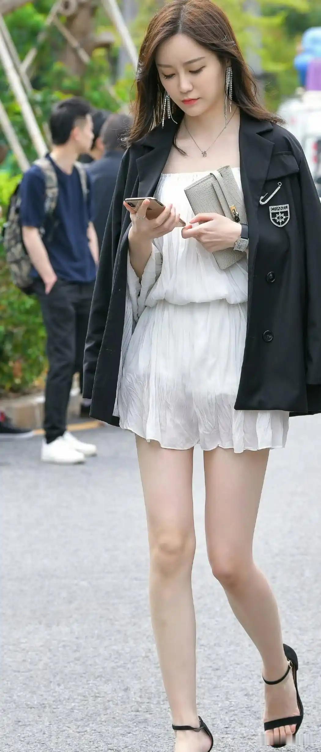 都市时尚穿搭指南，优雅黑白配，自信步伐！👠💃