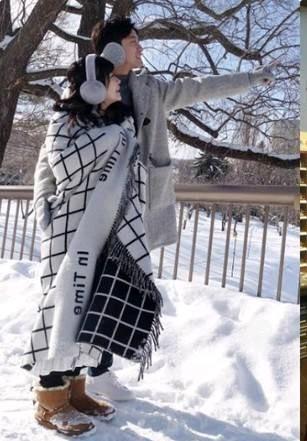 大雪纷飞中的福原爱那衣服好似被单，有种随身移动被子的感觉。话说，那时他们一家人的