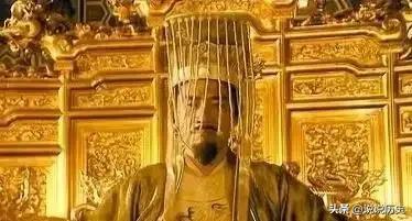 朱元璋有个发小王二飞，得知朱元璋当了皇帝就去讨赏。朱元璋念旧情，说道：“你大字不