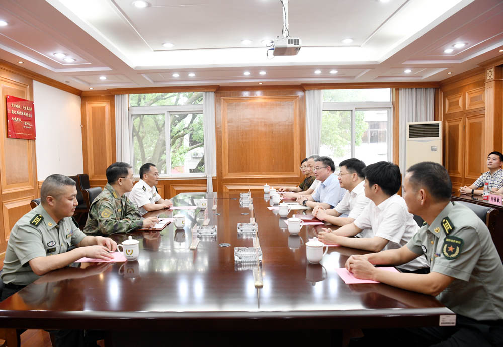 向部队官兵致以节日祝福和诚挚问候,并与宁波军分区司令员沙忠明,政治