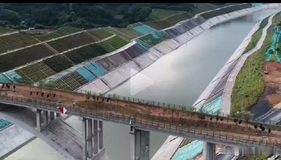 平陆运河上建了一座3200万的桥，运河生态廊桥。生态廊桥第一次见到，真好。国家为