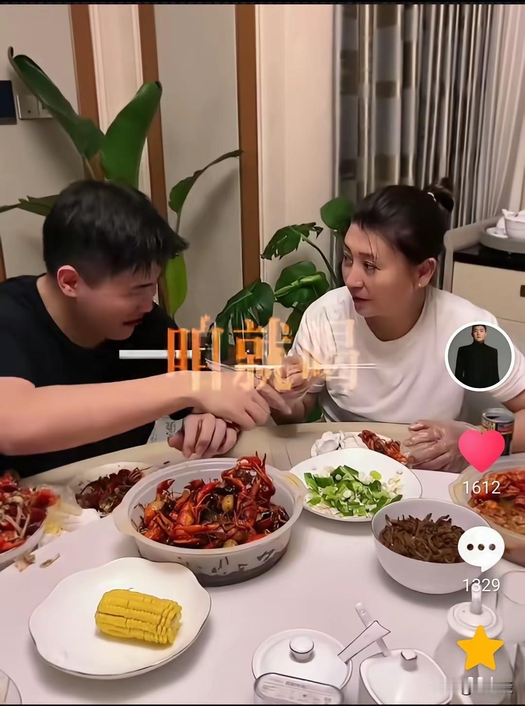 一年没有百八十个根本就过不好日子的人，看看他们一家人在吃啥：原来是大龙虾，吃