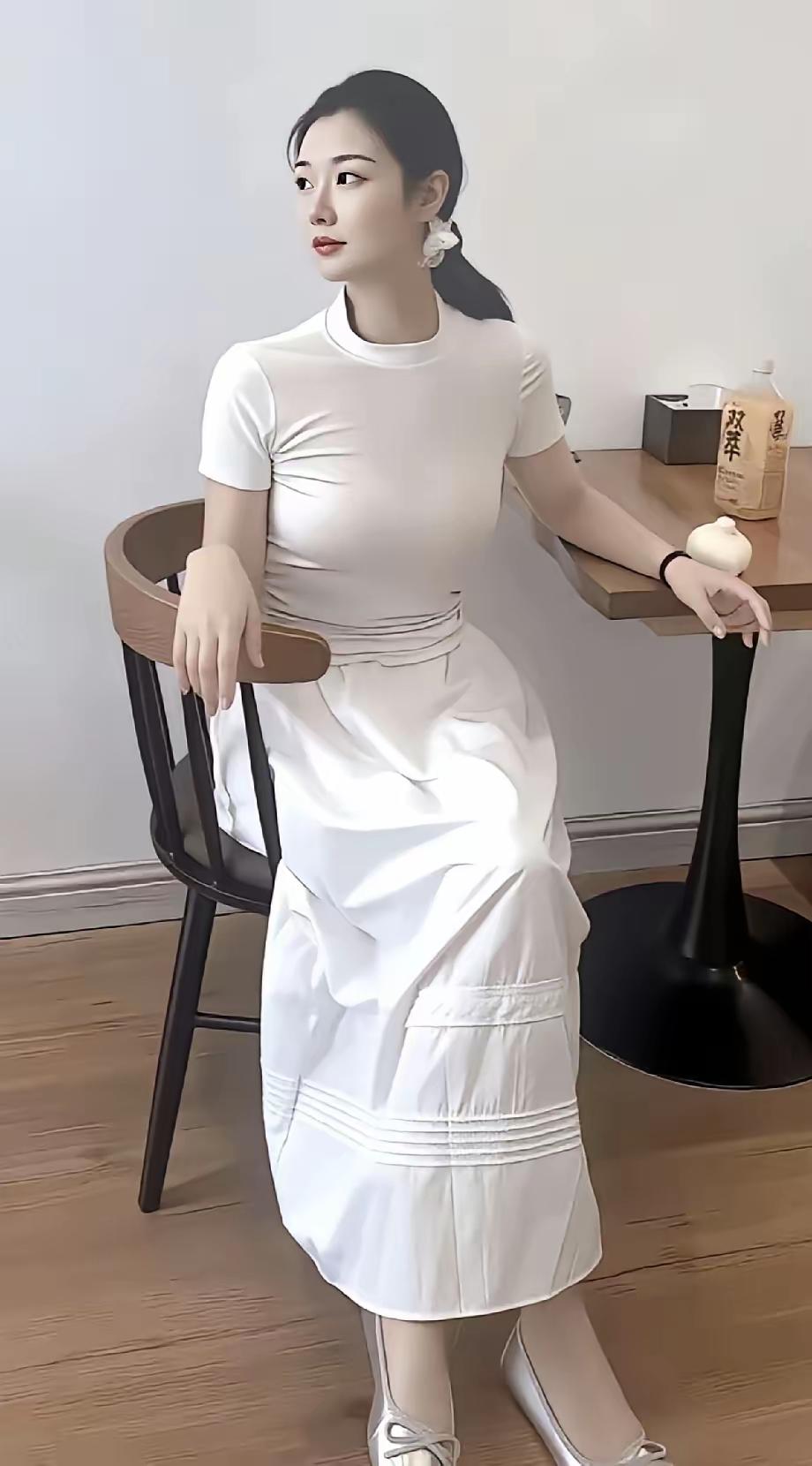 这么漂亮的女孩，本来相亲应该是很受欢迎的，可是女孩却很苦恼呀，相亲都相了十几次了