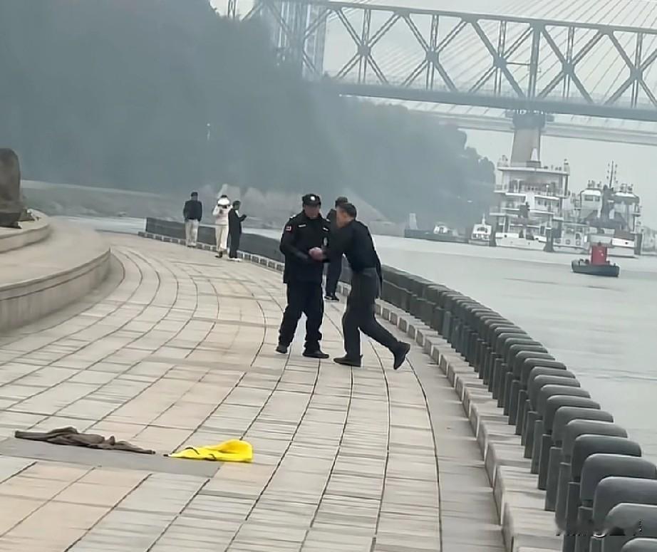 宜宾这老头在长江边偷钓被抓，上演“金蝉脱壳”，真的笑死人！很长一段时间