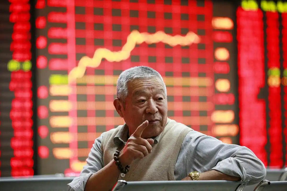 一位股民从八月底开始，天天在做T。每次就300股，目标也不贪，两毛五的差价，扣完