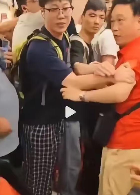 说真的，看完这段视频我血压直接飙上来了。一个穿红T恤、看上去七十来岁的老大爷，在
