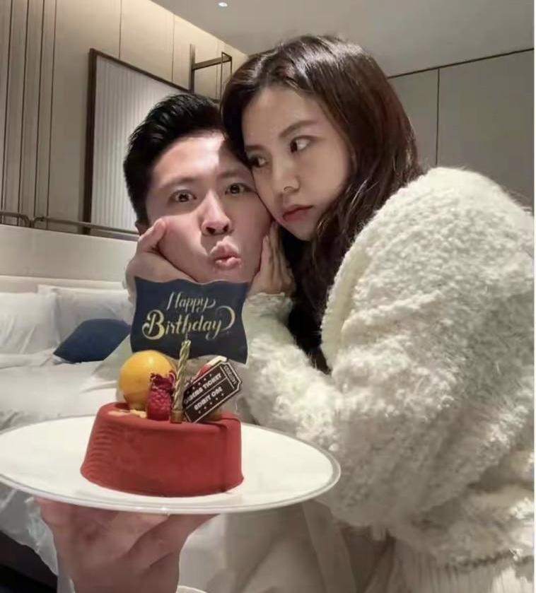 香港大埔火灾殉职的消防员身份核实了，他叫何伟豪，他有个女友Kiki在香港万宝商场