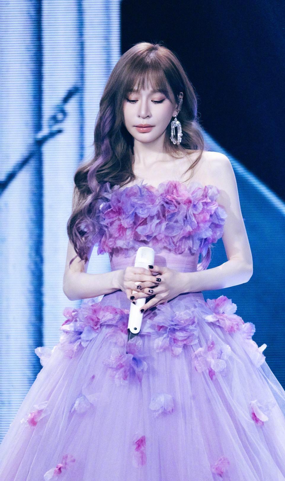站在30米手工缝制的花瓣雨中唱歌，她让「甜美」成了专业动词。王心凌最新演唱会中
