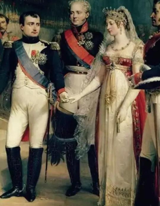 1796年，27岁的拿破仑娶了33岁带着两个孩子的寡妇约瑟芬，婚后的约瑟芬有情人