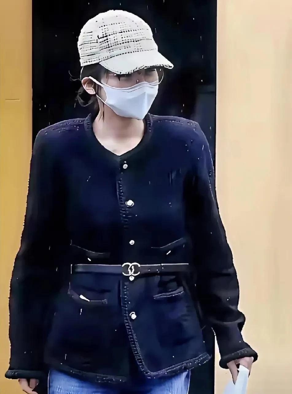 澳洲一场车祸炸出一条大鱼杨兰兰，但这条鱼没人认识，也没人知道她的财富从何而来，就
