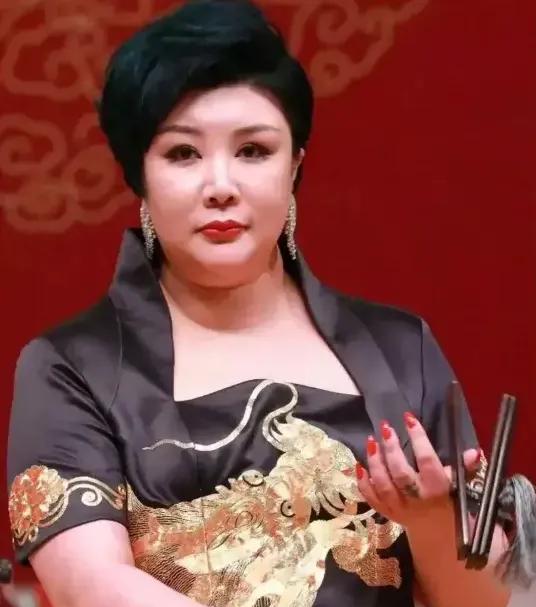 王惠一跪，逼退曹云金？德云社规矩，硬刚台柱子！2010年郭德纲生日宴，曹云金