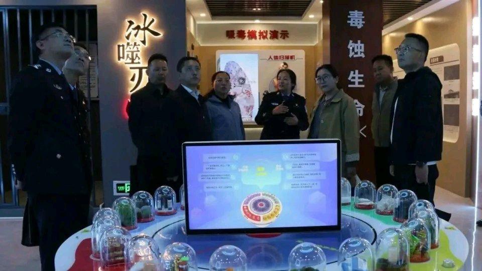 这剧情离谱到我看完愣了三分钟。上海这男的之前生意周转不开，把自己给女友买的表卖