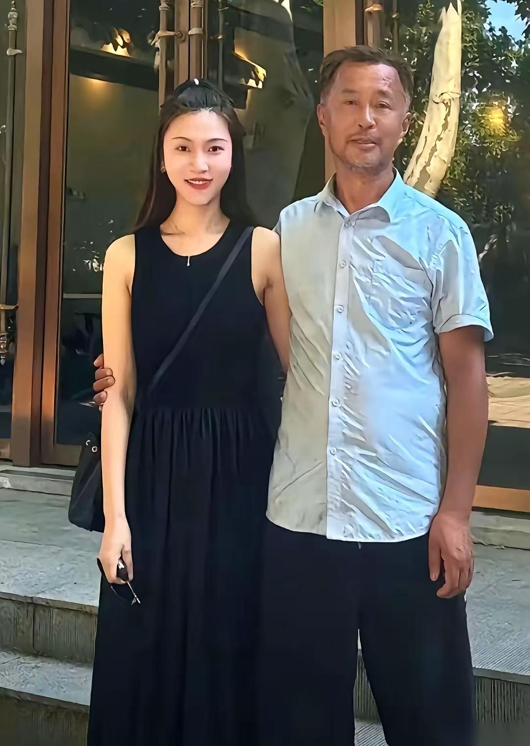 “流浪大师”沈巍被小15岁姑娘“收了”？全网都在喊神仙爱情，我真的忍不住翻