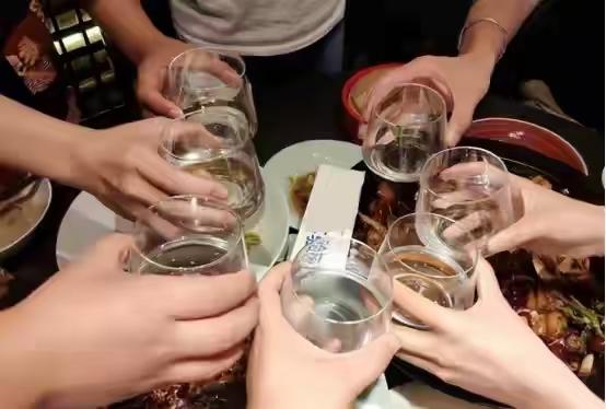 公司聚餐，领导让我去倒酒，我倒了一圈，回来位置被新来的坐了。上周部门聚餐，领