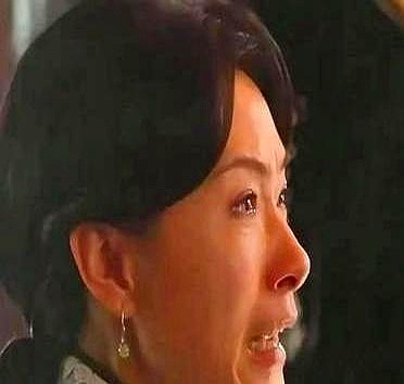 张艺谋的镜头像瓶卸妆水，直接扒掉了内娱女演员最后一块遮羞布。43岁的万茜怼脸特写一出来，眼角的细纹和