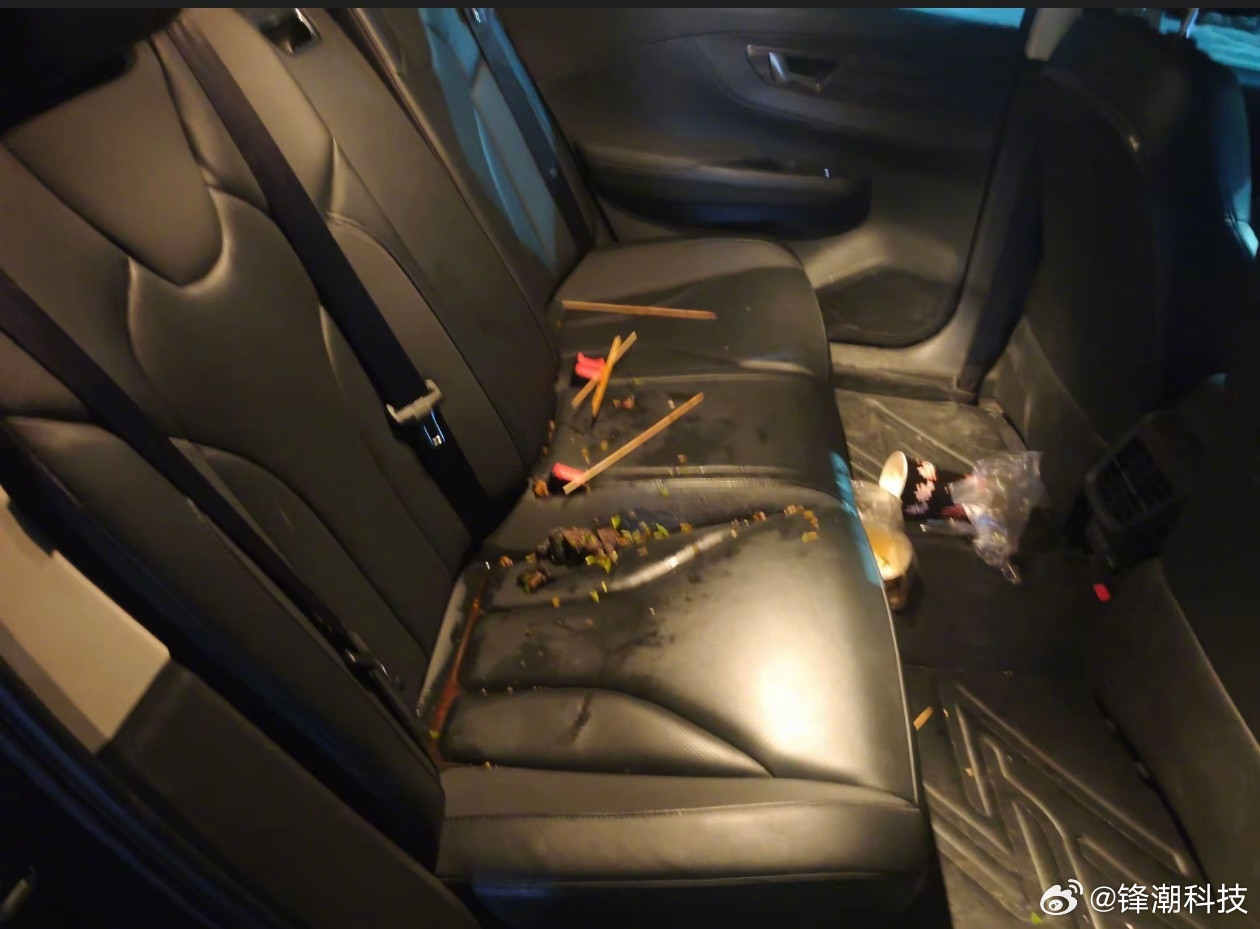 臭豆腐连汤汁倒后座上