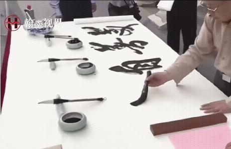 书法中也是：有志不在年高老先生这个字没让人看到人书俱老。从他这个人的身份来说