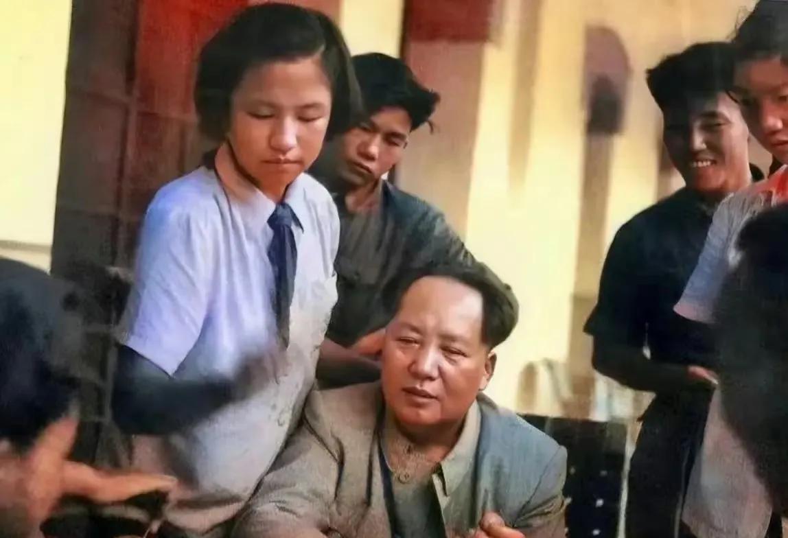 你能想象到毛主席打扑克的场景吗？在忙碌的工作之余，他难得有放松休息的时刻。那一