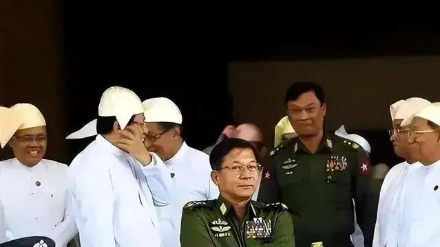 缅甸政府军正在猛烈进攻胶梅镇。在大量新型无人机和炮火的加持下，德昂军只能苦苦支撑