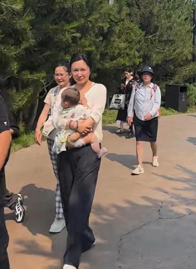 张纪中老婆不化妆长这样。和保姆的颜值分不出高低。杜星霖为张纪中导演生了三个
