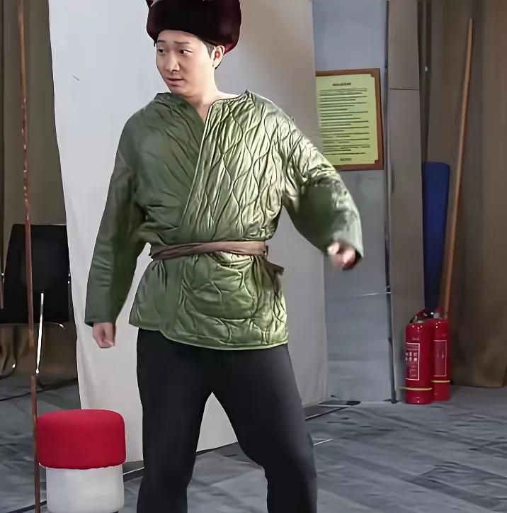 陈佩斯的儿子模仿陈佩斯演小品，那相似度简直绝了。在《戏台》路演现场，36岁的他不