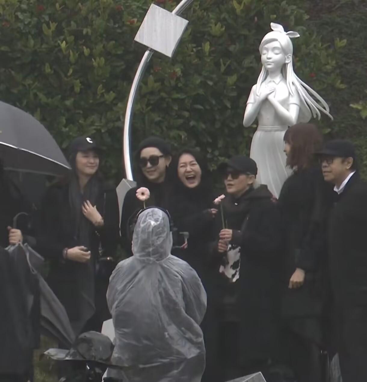 有一次，小S在节目上吐槽大S的儿女没礼貌，说自己去他们家，两个孩子都不跟她打招呼