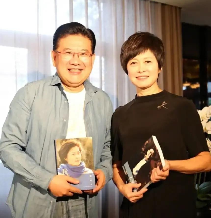 71岁敬一丹去世。做儿童主持的鞠萍、月亮姐姐，大学者易中天，抗癌博主蔡磊，全发文悼念她。她在央视干了