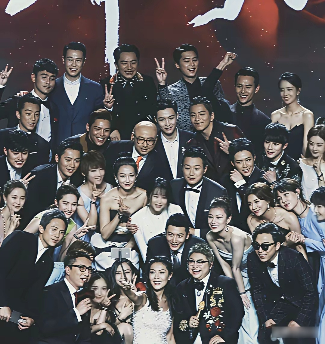 不得不说，赵丽颖真的太美了太独特了，一眼就注意到她！那么的自信美丽，她也确实靠自