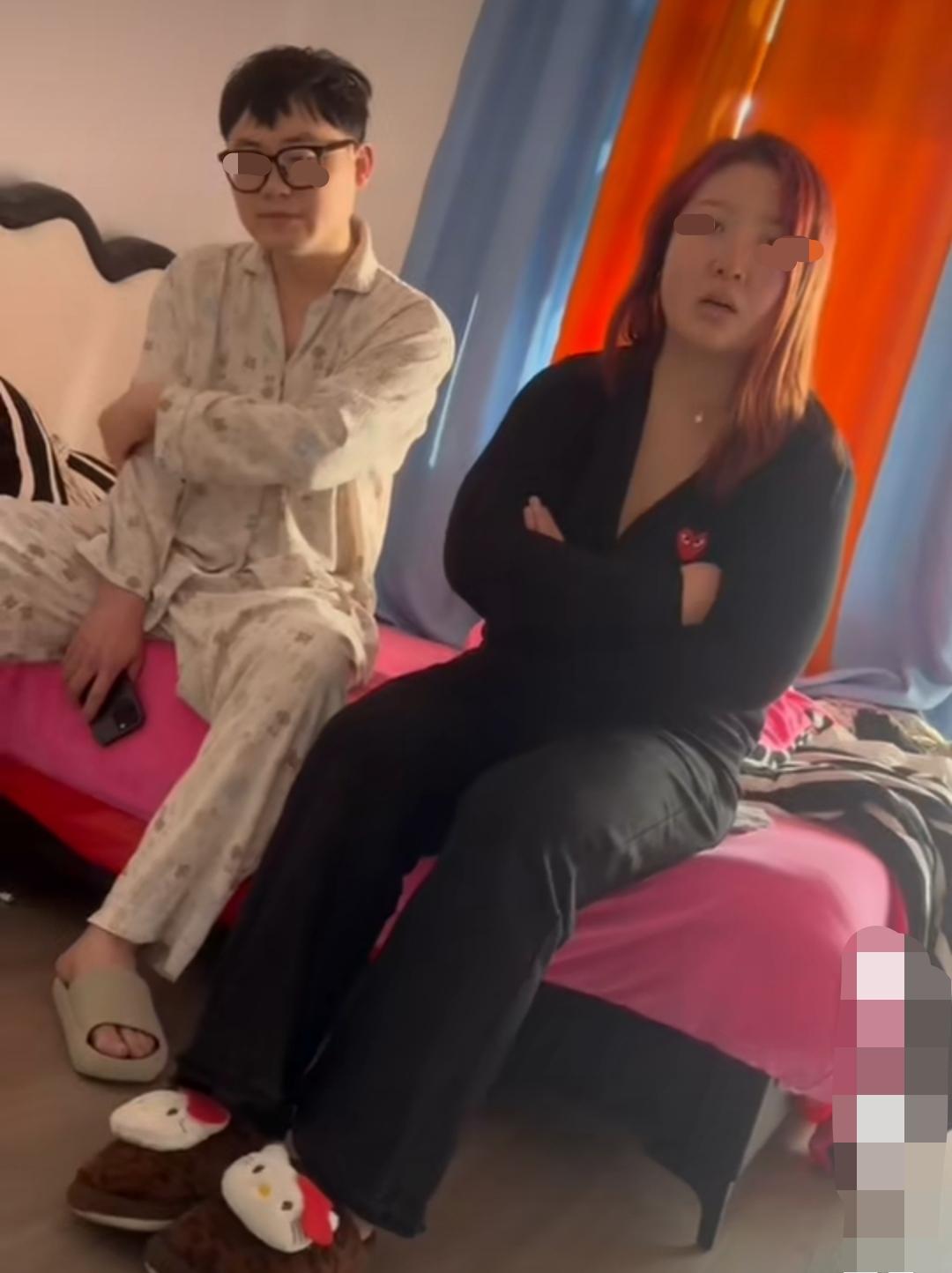 女子婚外情出轨,把男子带回了家幽会,正好被老公回家撞见。好在她老公还算冷静没有上
