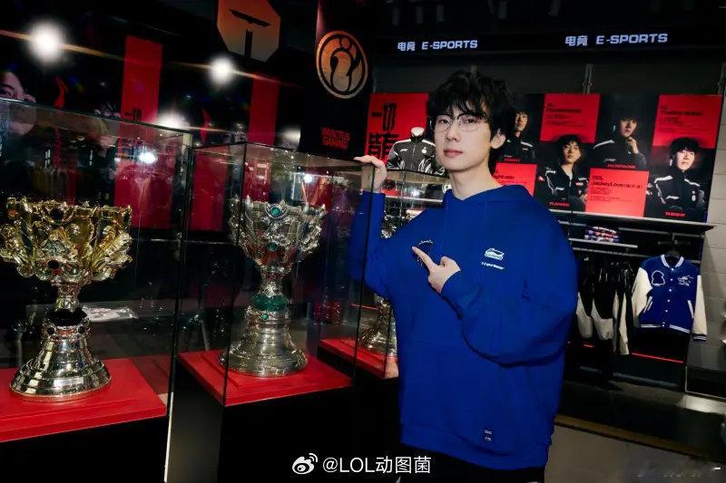 Baolan晒与冠军奖杯打卡照：为iG加油Meiko请神仁川的宝蓝吧，此战必胜！