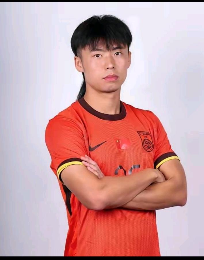 汪士钦落选U22国家队，已是意料之中的事。一是他的为人不端。留着长发辫子，染着