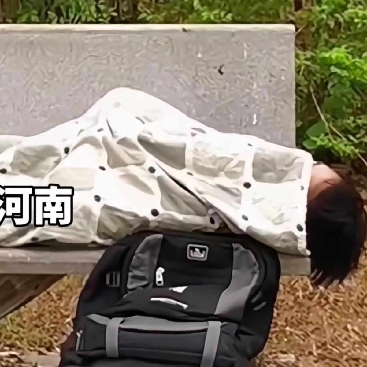 谁看了河南街头这一幕不心疼？小伙子失业又交不起房租，裹着被子在长椅上默默流泪，看