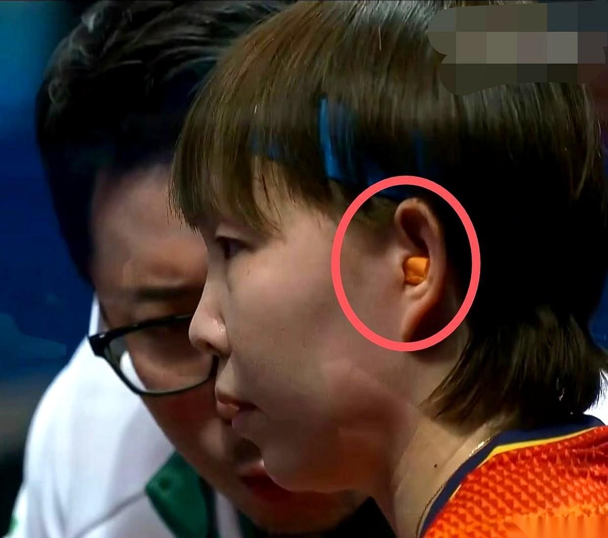 我看到朱雨玲戴着耳塞上场打孙颖莎，当时就愣住了。这得是多大的场外压力，才能让一