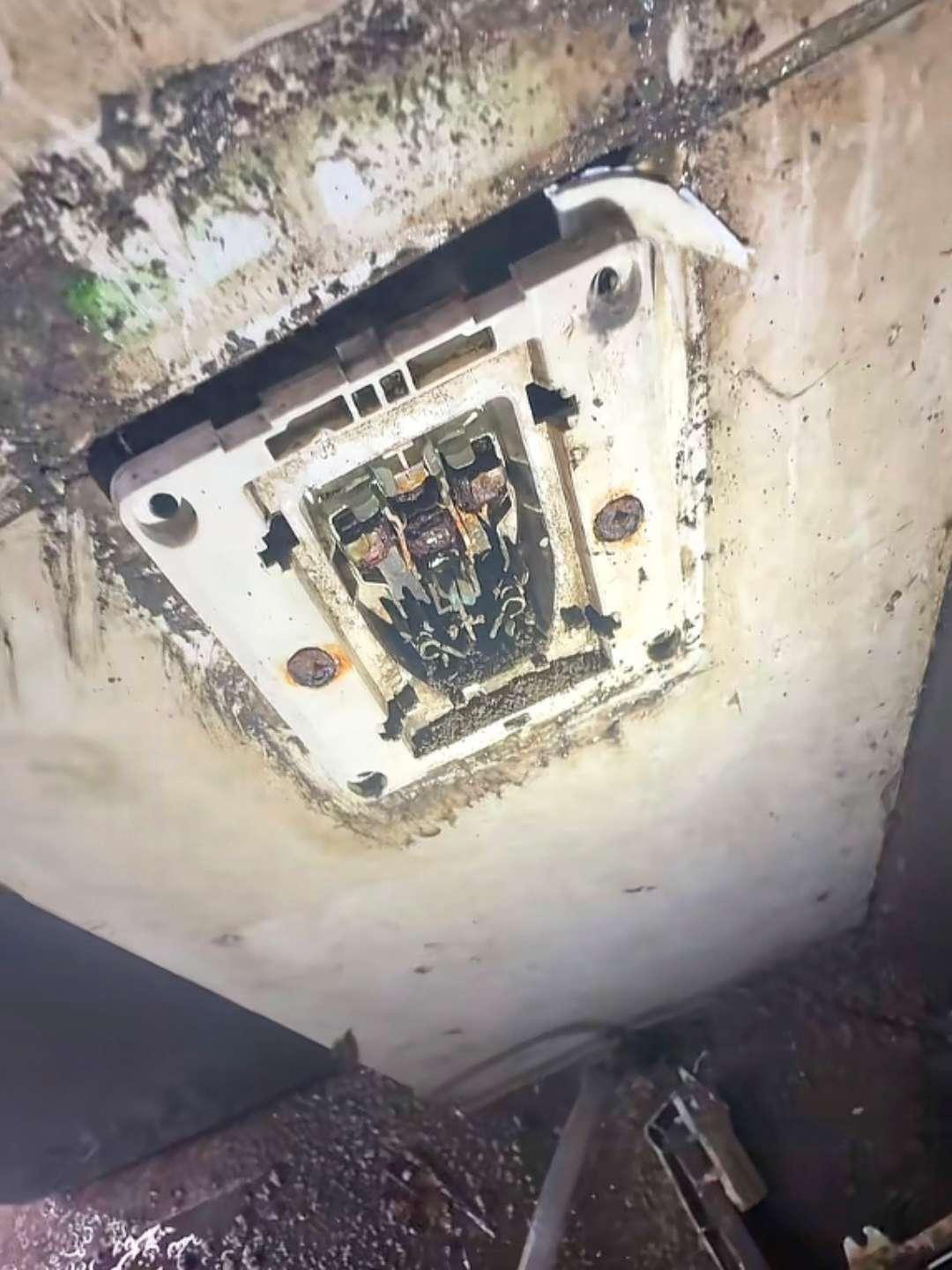 真的想不到五孔插座用成这样！电工师傅们，这还有修的必要吗？电路维修电工电工知