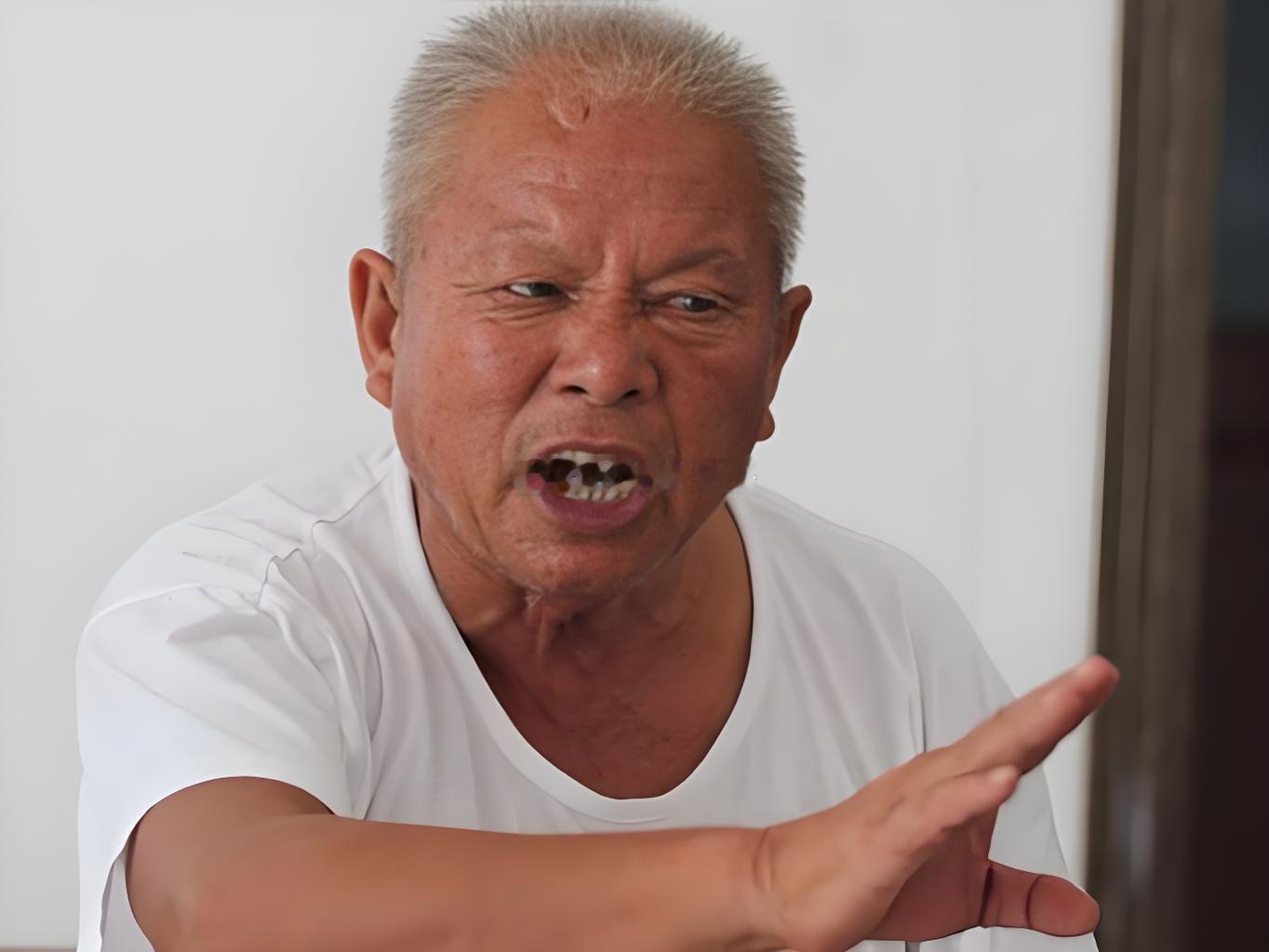 晚上在外吃饭，隔壁桌大哥喝得有点醉意，整个人情绪十分亢奋，对着...