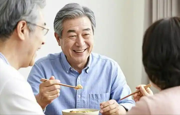 “吃饭七分饱”被推翻了？医生：过了50岁，吃饭尽量要做到这5点门诊来了一位五